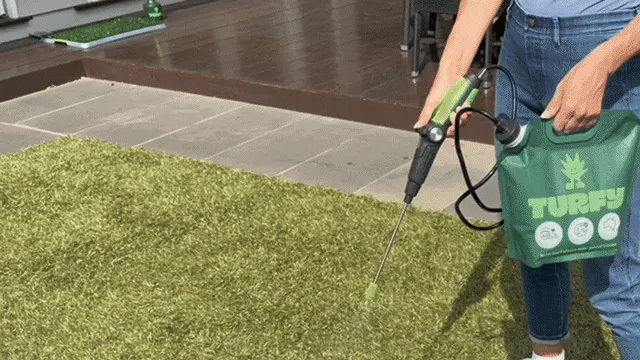 2.5 Kit cleaning spray for artificial grass and pet turf maintenance demonstration